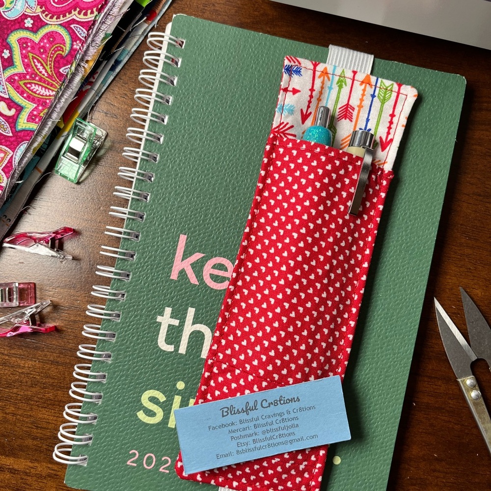 1-pc Elastic Bookmark Pen Holder - Hearts & Arrows